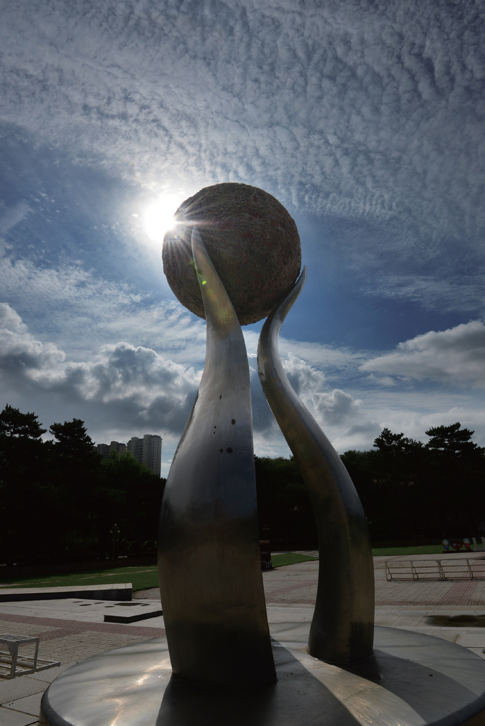 太阳石雕塑校党委书记邢宝君与意大利罗马大学校长brunobott签署校际